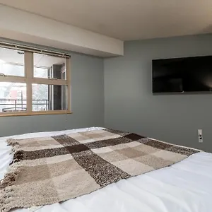 Apartment Creekside Slopeside 1br With Pool, Hot Tub, Bbq Whistler